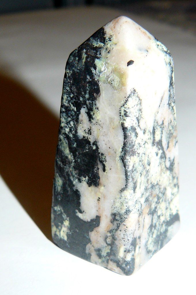 Энергия камней № 58 Серпентин с магнетитом (обелиск) фото, обсуждение